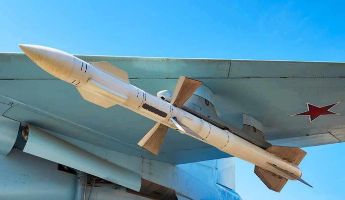 Air-to-air missile mounted under aircraft wing